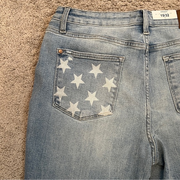 Judy Blue Star Bright Boyfriend Jeans - Picture 11 of 14